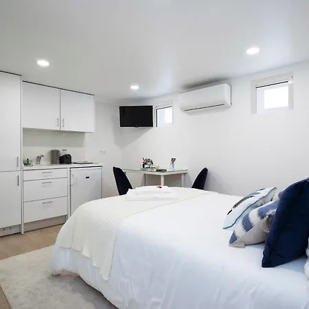 Apartment Airport - Std 1 - Ar Condicionado - Cave 25m2 269,10ft2 - Full Equipped - Ring Bell D *