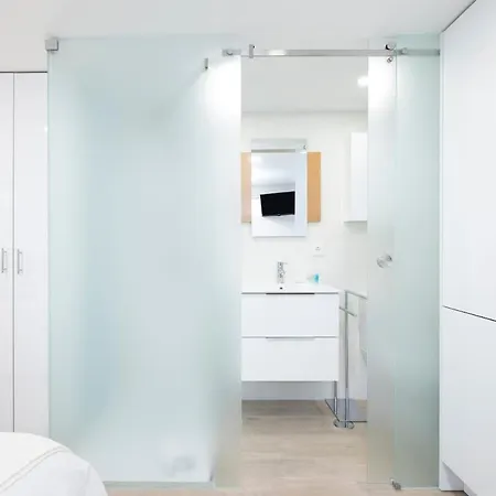 Airport - Std 1 - Ar Condicionado - Cave 25m2 269,10ft2 - Full Equipped - Ring Bell D Lägenhet *