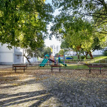 Apartment Airport - Std 1 - Ar Condicionado - Cave 25m2 269,10ft2 - Full Equipped - Ring Bell D Lisbon